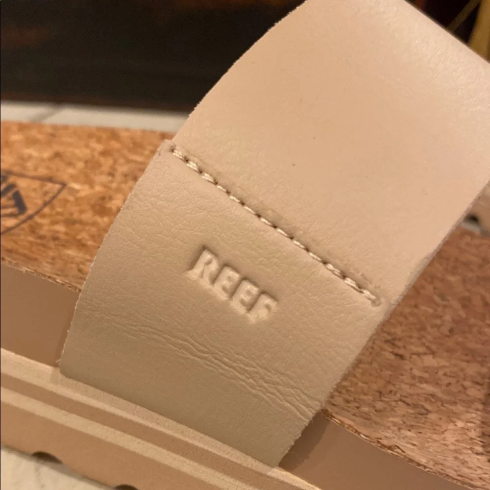 Reef Women's Cream Sandals NWOT - Picture 3 of 7